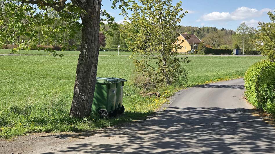 Två kärl utmed en liten väg.