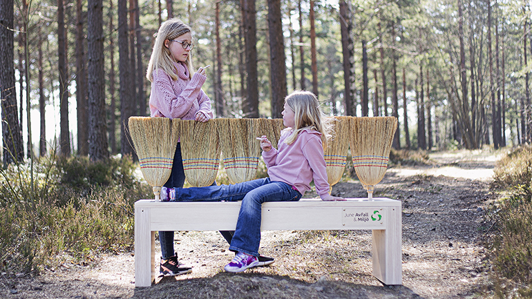 Två barn vid en soffa.
