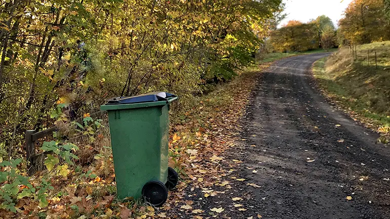 Sopkärl vid en väg.