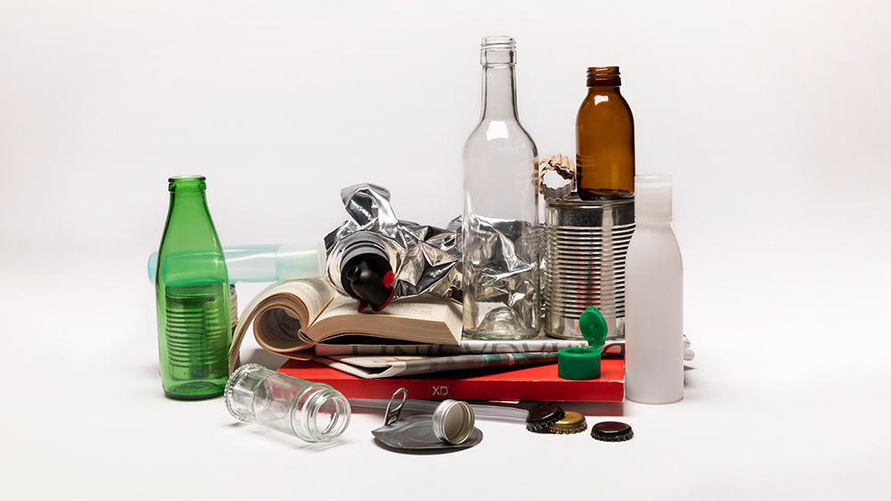 Förpackningar av olika material; glas, papper, plast och metall.